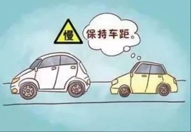 雪天驾驶安全指南：如何保持安全距离和正确使用灯光？