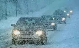 雪天驾驶安全指南：如何保持安全距离和正确使用灯光？  第2张