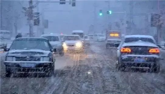 雪天驾驶安全指南：如何保持安全距离和正确使用灯光？  第6张