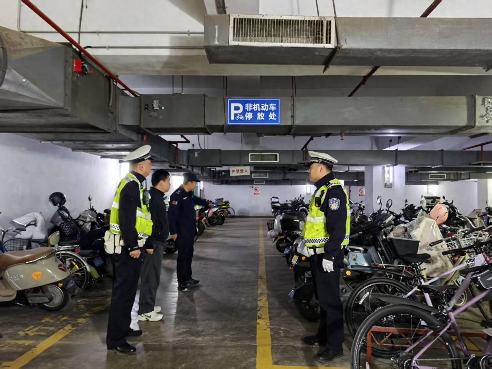 陕西省人民医院周边，警企这样打通生命通道  第1张