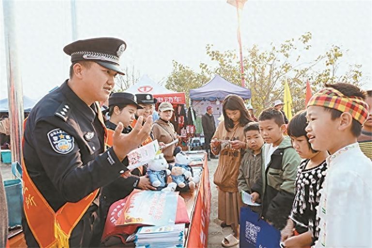 民警借民俗节庆普法，青少年警惕新型毒品伪装了