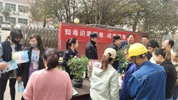 惊!禁种铲毒宣传活动现场，毒花似虞美人，误种咋办?!