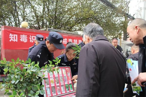 惊!禁种铲毒宣传活动现场，毒花似虞美人，误种咋办?!  第2张