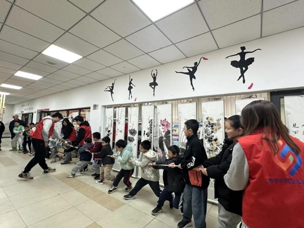 大学生志愿者用趣味实验点燃孩子科学梦，你家孩子错过了吗？  第2张