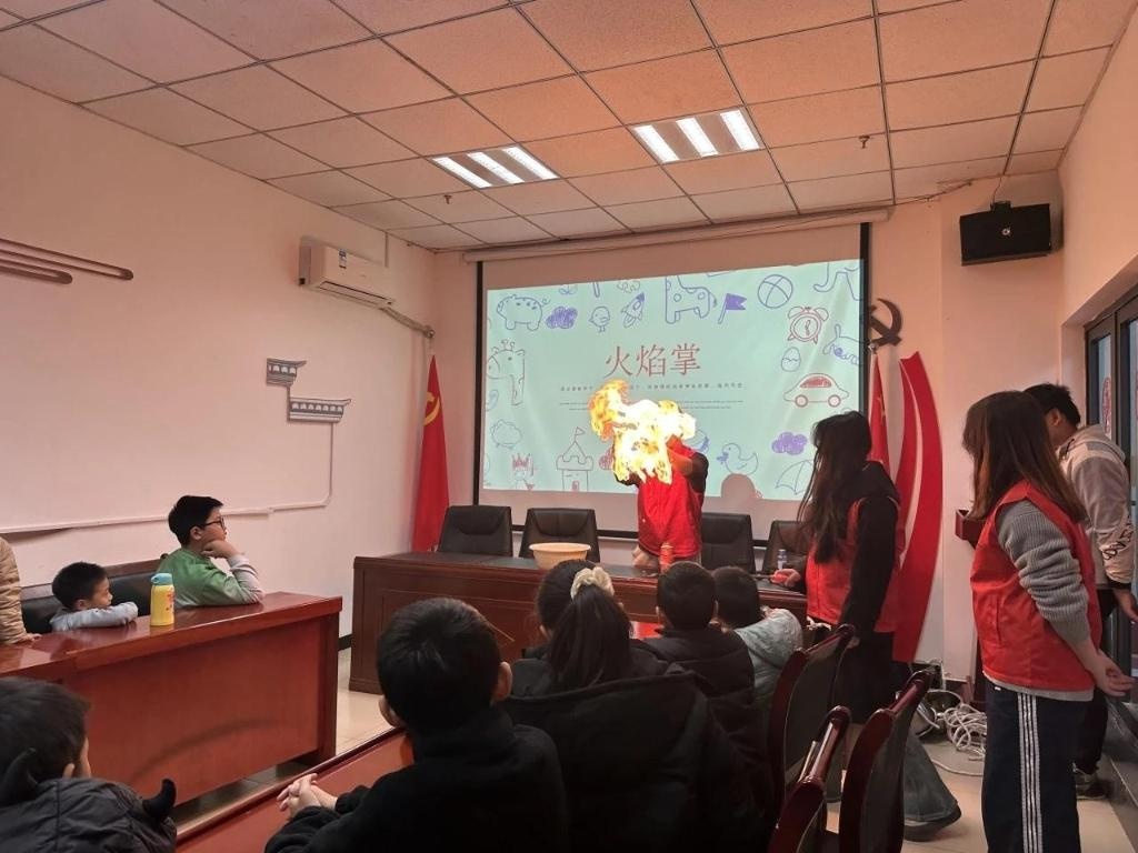 大学生志愿者用趣味实验点燃孩子科学梦，你家孩子错过了吗？  第3张