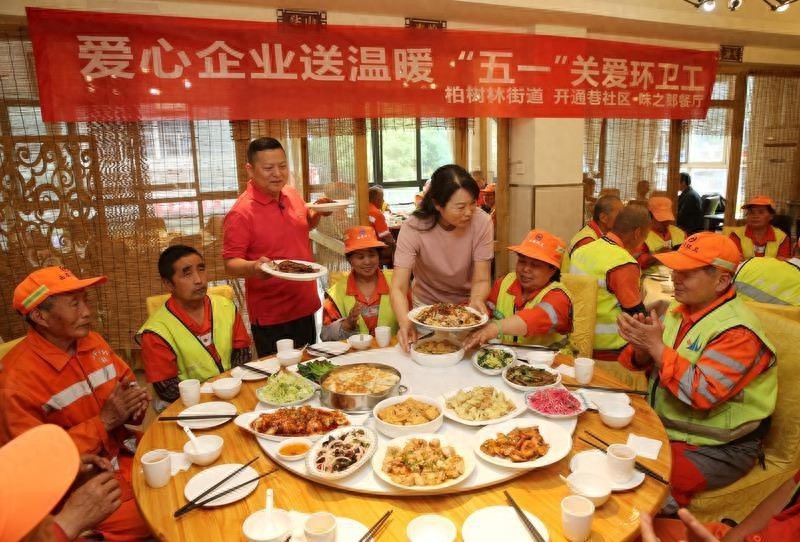 4月29日暖心一幕！环卫工免费午餐，是谁在传递大爱？