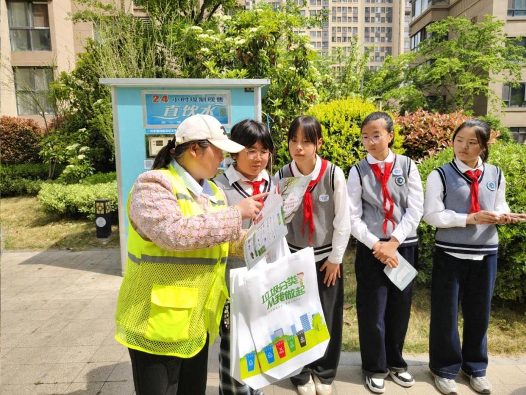 春风拂绿意，铜山区城管局与实验小学在广场开展的垃圾分类活动有多赞？