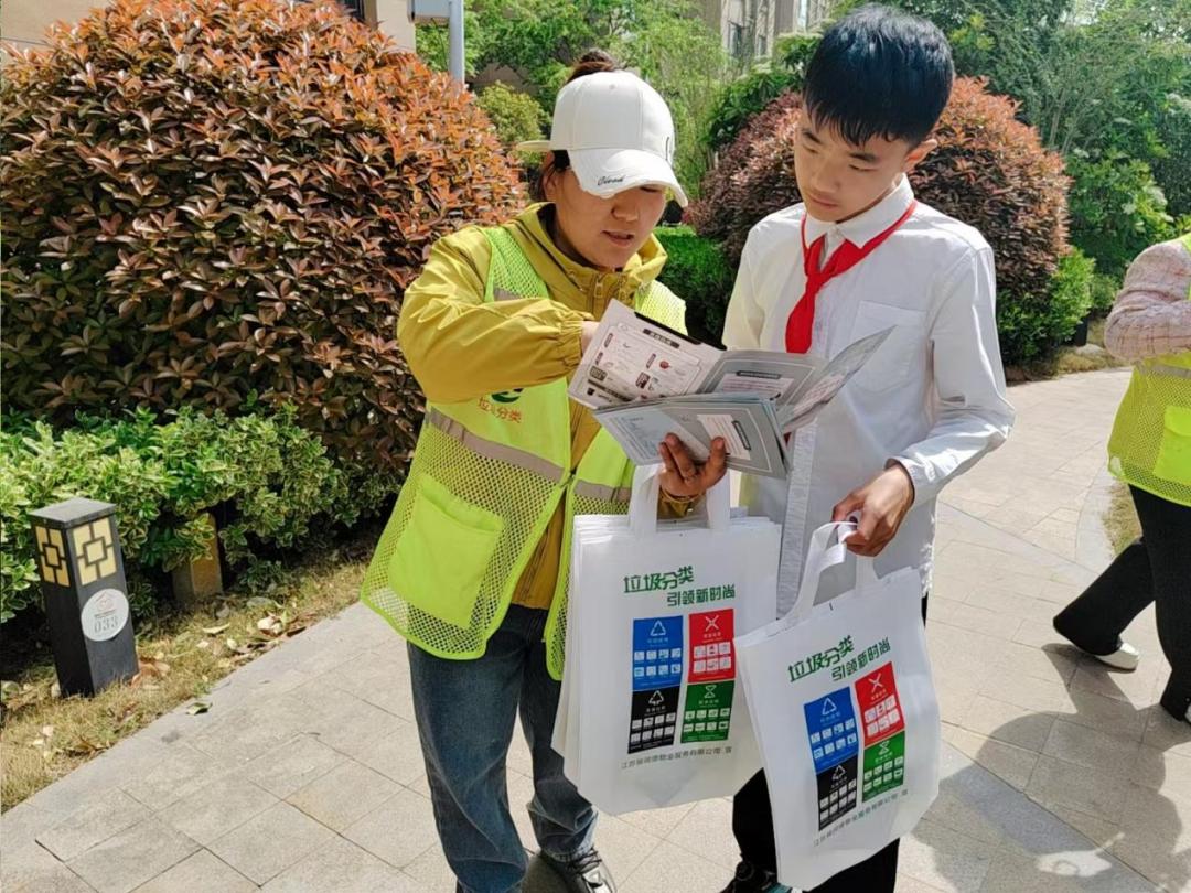 春风拂绿意，铜山区城管局与实验小学在广场开展的垃圾分类活动有多赞？  第3张