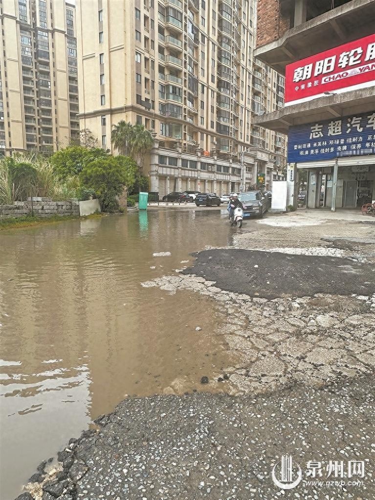 降雨后星湖湾小区路口积水超脚踝？居民出行困扰谁来解