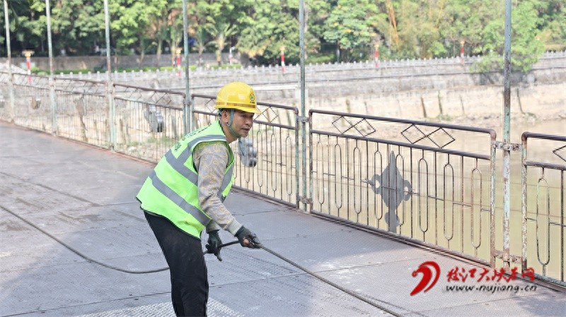 泸水市向阳桥封闭改造近3个月！过往行人安全如何保障？