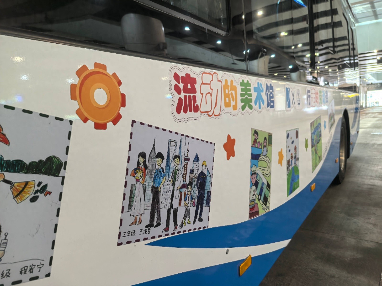 五一将至！上海浦东街头惊现流动美术馆？是致敬劳动者的独特画展