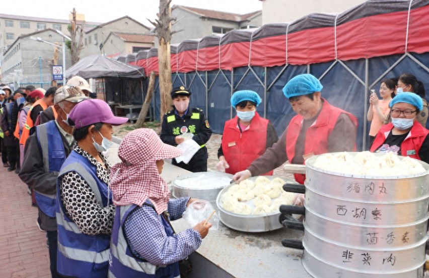4月30日清晨！住建局为啥给环卫、保洁、保安送爱心早餐？