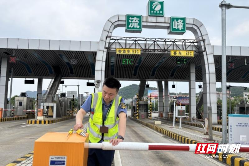 五一前夕湖南高速收费员坚守岗位！键鼠兄弟与折叠梯背后藏着啥？  第3张