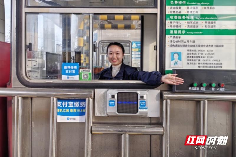 五一前夕湖南高速收费员坚守岗位！键鼠兄弟与折叠梯背后藏着啥？  第4张