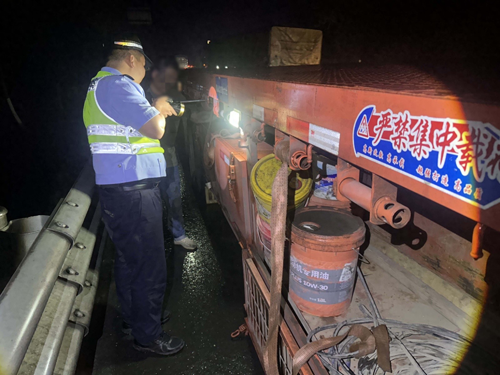 驾车遇故障？别怕！南丹交警暖心救助解难题！你遇到过吗？