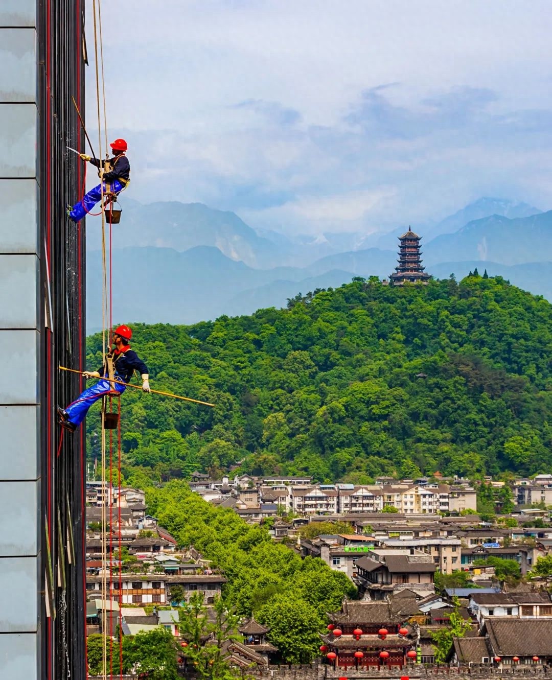 五一佳节，都江堰劳动者绘就崭新画卷？他们的付出令人动容