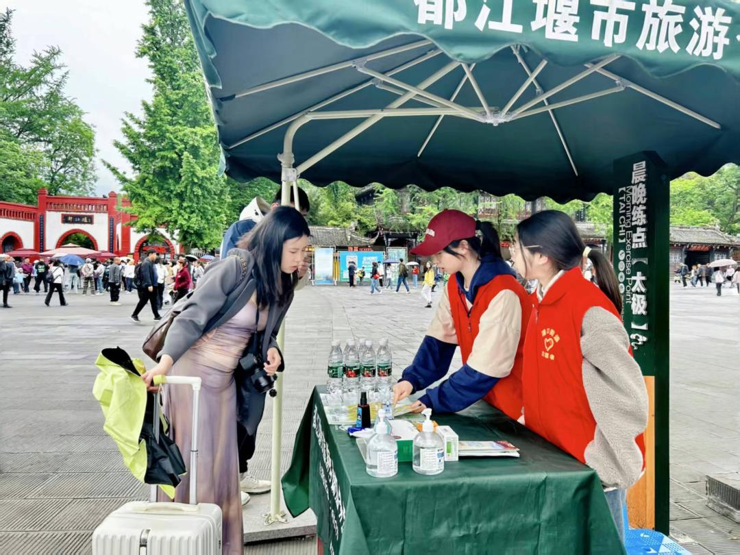 五一佳节，都江堰劳动者绘就崭新画卷？他们的付出令人动容  第5张