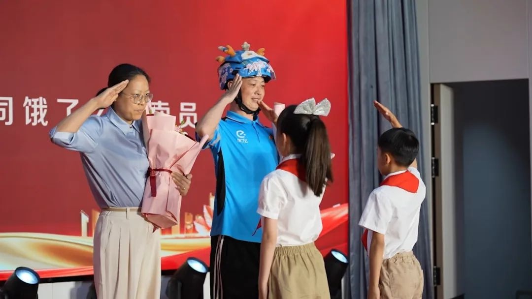 外卖小哥获湖北五一劳动奖章！劳模精神究竟如何照亮会场？