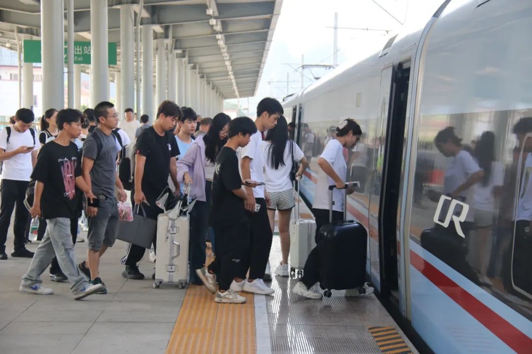 五一贺州、钟山西站客流大增！运输期限有啥变化？高峰哪天到？  第4张