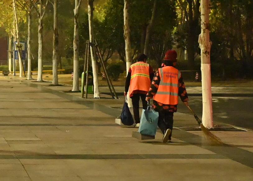 凌晨4点半的荆州火车站，谁在寒风中默默守护我们的城市？  第2张
