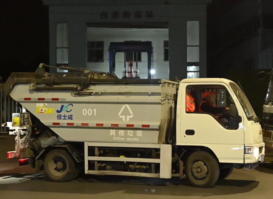 凌晨4点半的荆州火车站，谁在寒风中默默守护我们的城市？  第3张