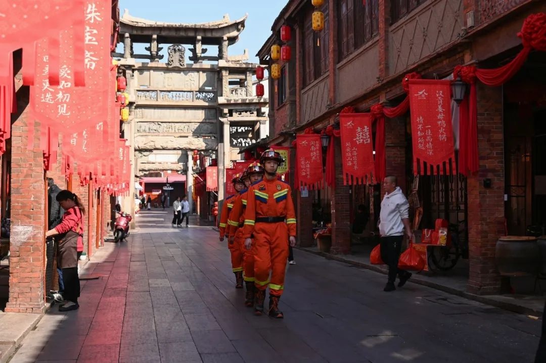 古城春节红火背后，谁在默默守护？揭秘漳州古城消防救援站的火焰蓝英雄  第3张