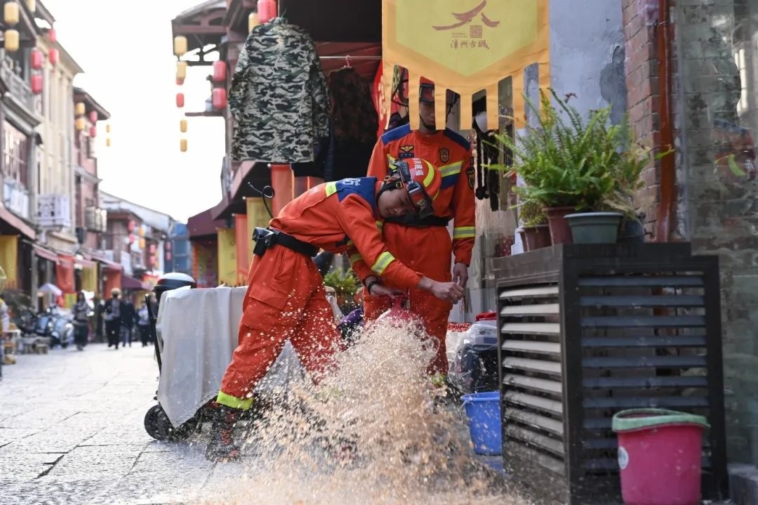 古城春节红火背后，谁在默默守护？揭秘漳州古城消防救援站的火焰蓝英雄  第6张
