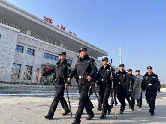 春节万家灯火，民警为何不能回家？揭秘他们的坚守与责任
