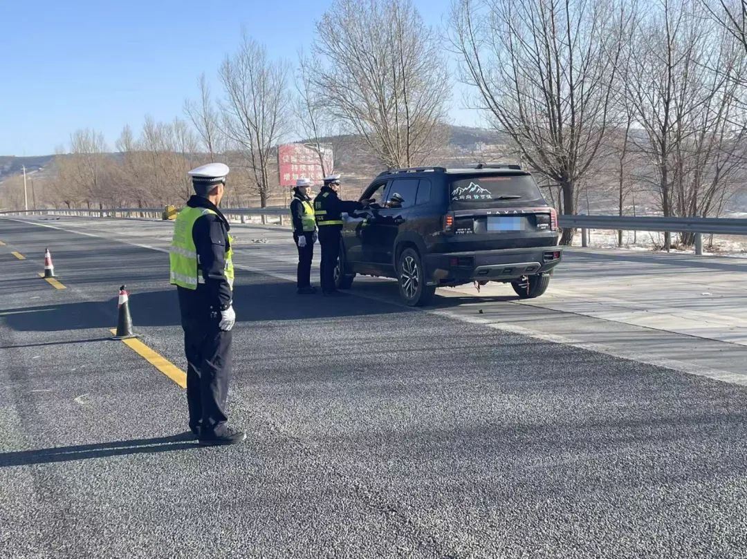 春节万家灯火，民警为何不能回家？揭秘他们的坚守与责任  第2张