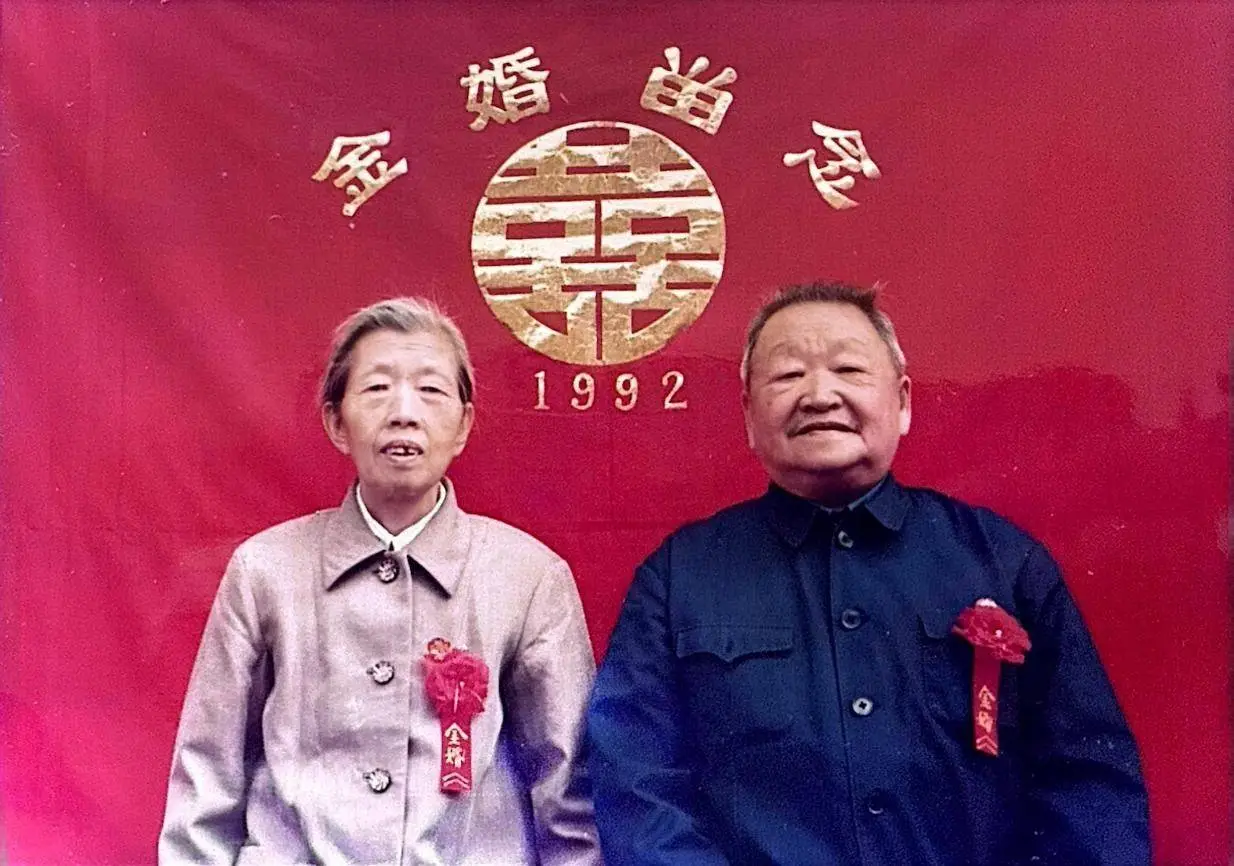 结婚照复刻86年前场景! 2025年你有故事来投稿吗?  第2张