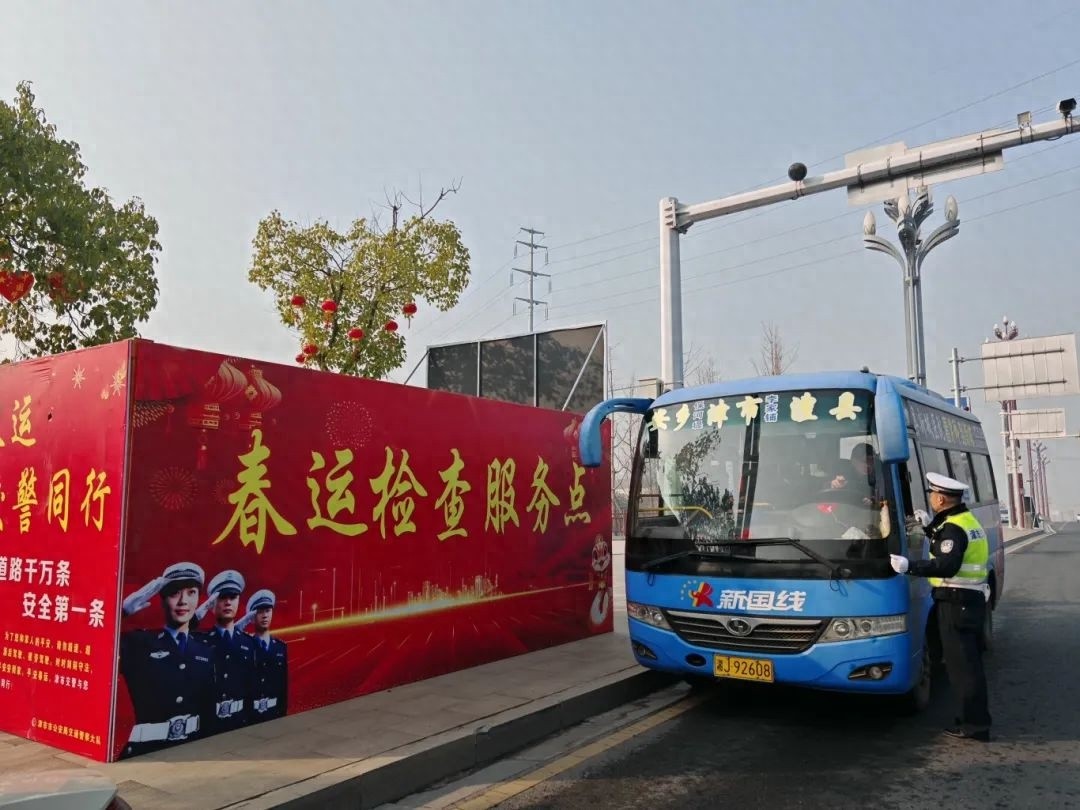 春节万家团圆时，谁身着制服坚守岗位?致敬守护平安的他们!