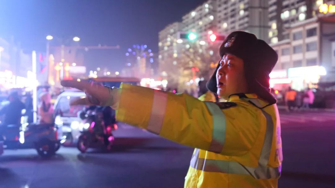 农村集市的安全守护者！你知道他们是如何在熙熙攘攘中维护秩序的吗？  第2张