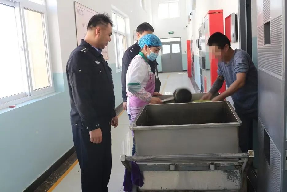 监所里的别样年味：他们如何用笔墨和红灯笼守护平安与团圆？  第3张