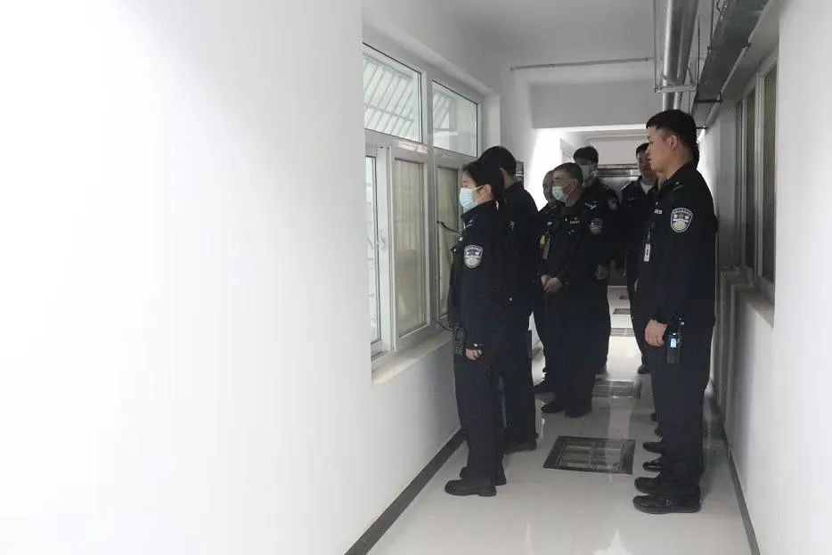 监所里的别样年味：他们如何用笔墨和红灯笼守护平安与团圆？  第4张