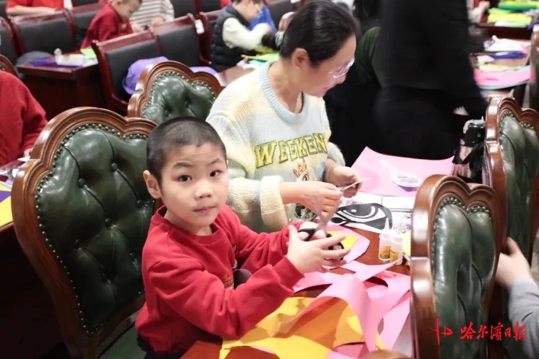 孩子们为何在哈尔滨博物馆DIY小蛇包？揭秘韩美林生肖艺术的魅力  第2张