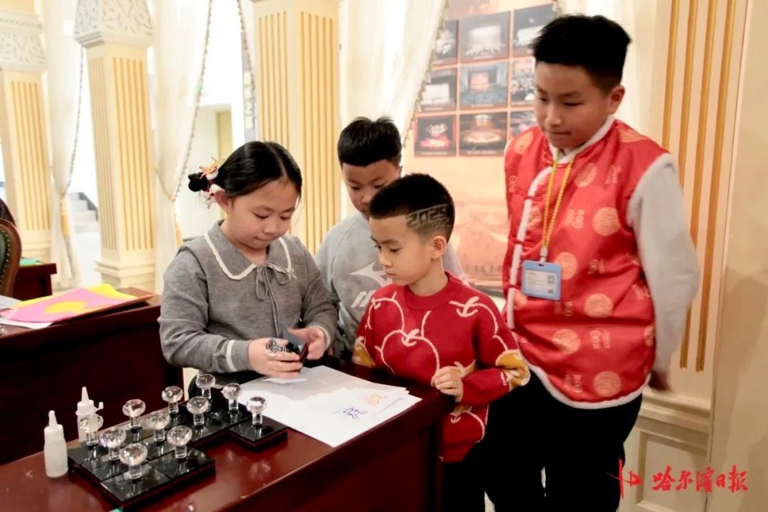 孩子们为何在哈尔滨博物馆DIY小蛇包？揭秘韩美林生肖艺术的魅力  第3张