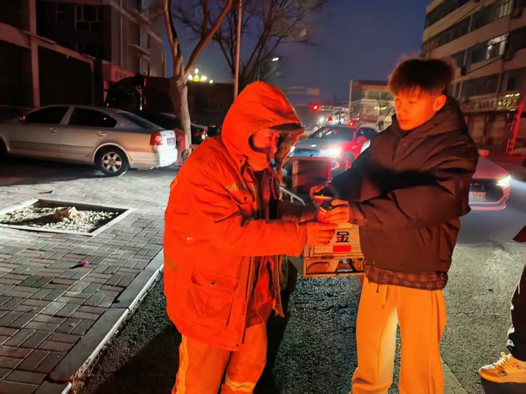 新春佳节阖家团圆时，环卫工坚守岗位！爱心志愿者如何暖心致敬？  第2张