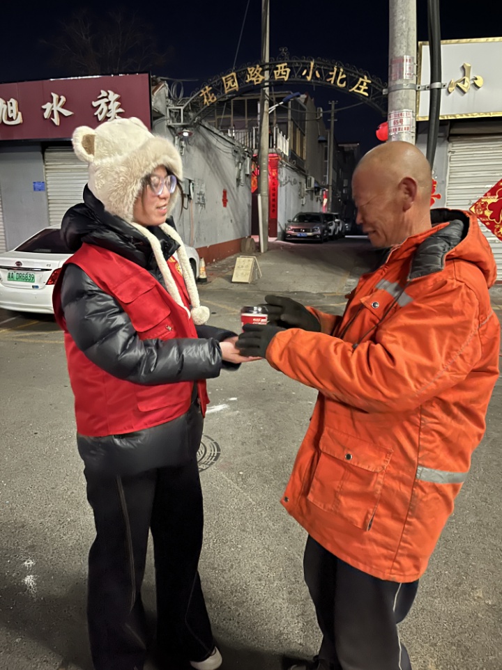 新春佳节阖家团圆时，环卫工坚守岗位！爱心志愿者如何暖心致敬？  第3张