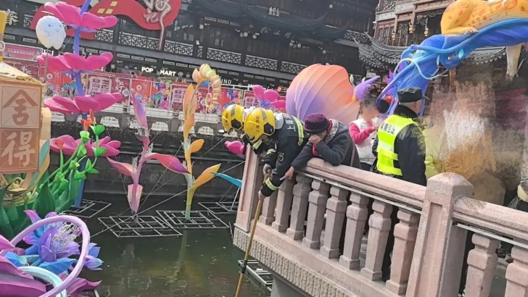 豫园商圈年味浓，黄浦消防坚守，看掉入湖中的拐杖如何打捞?!  第3张