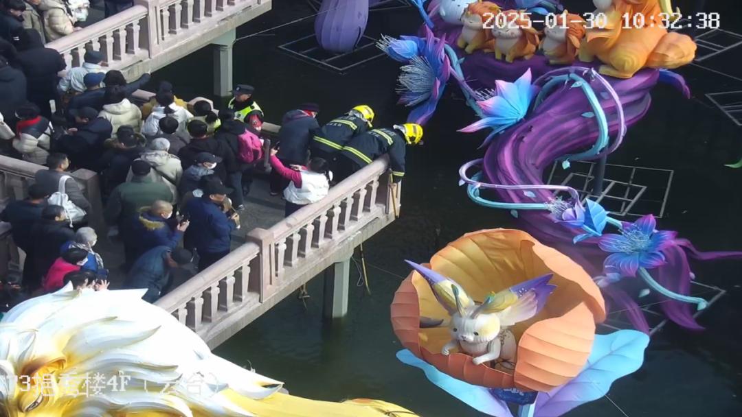 豫园商圈年味浓，黄浦消防坚守，看掉入湖中的拐杖如何打捞?!  第4张