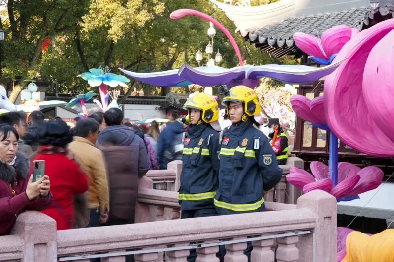 豫园商圈年味浓，黄浦消防坚守，看掉入湖中的拐杖如何打捞?!  第5张