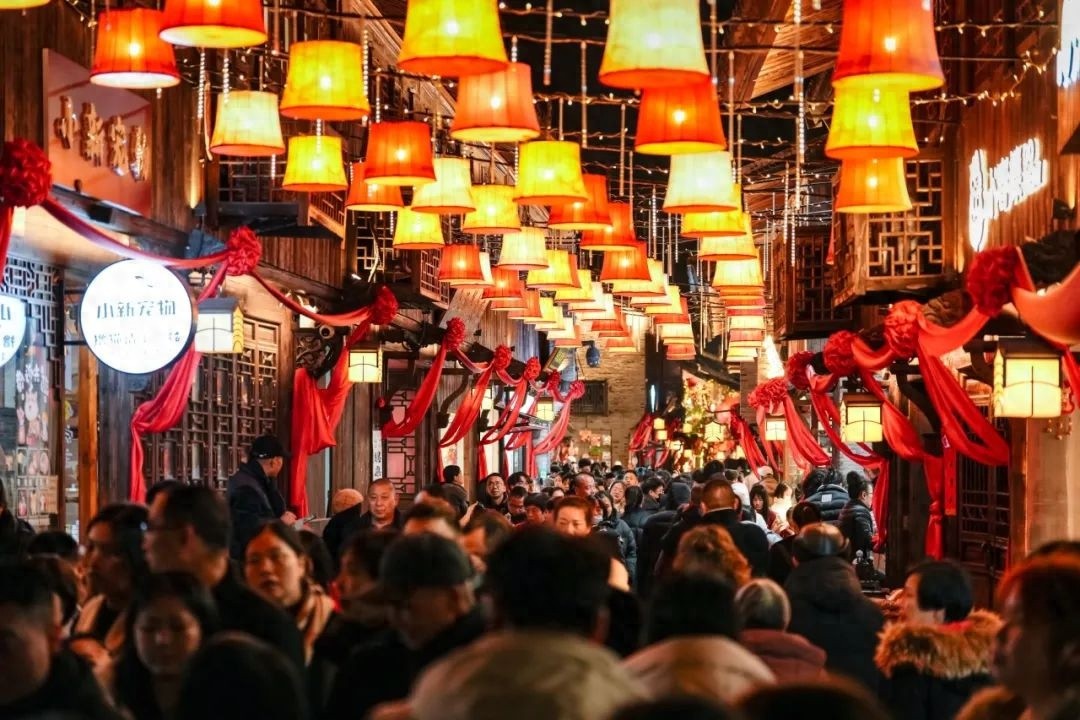 正月初二路桥十里长街人潮涌动，21.1万人次共庆新春，你还在等什么？  第1张