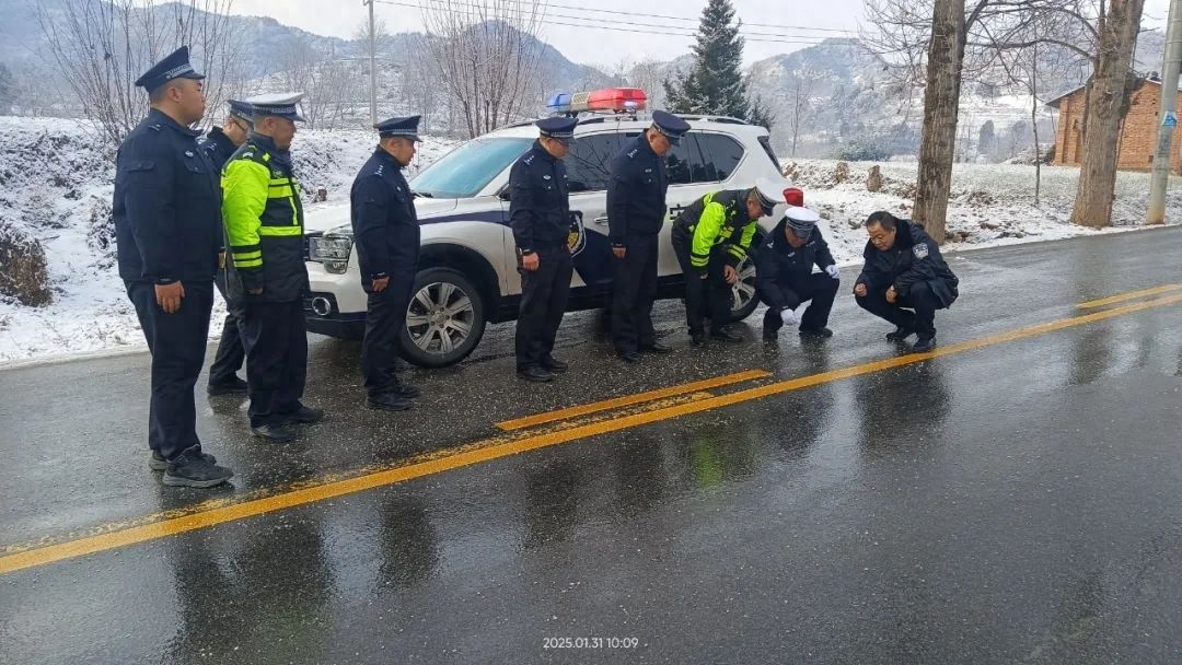 【重视！】副县长深入督导，冰雪天交警如何保安全？
