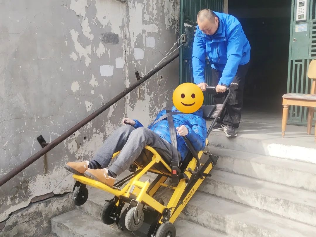 新春团圆日他们仍在坚守！普陀区民政局如何为特殊困难老人出行助力？!  第6张