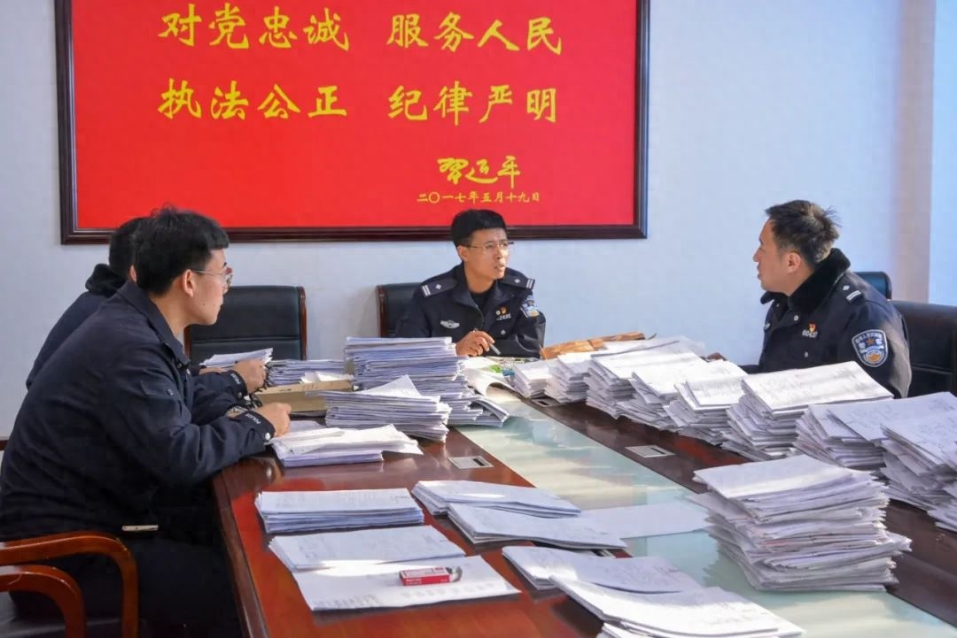 除夕夜，他们为何不能回家？揭秘守护万家灯火的藏蓝英雄