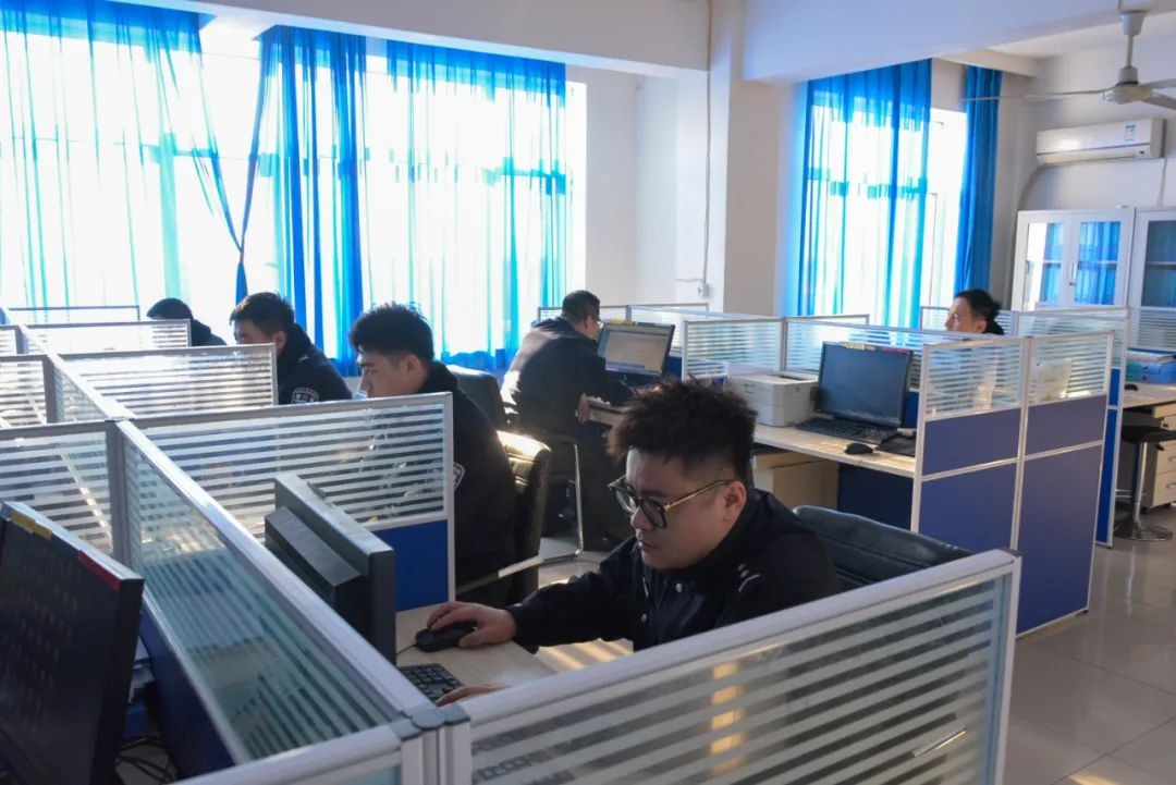 除夕夜，他们为何不能回家？揭秘守护万家灯火的藏蓝英雄  第2张