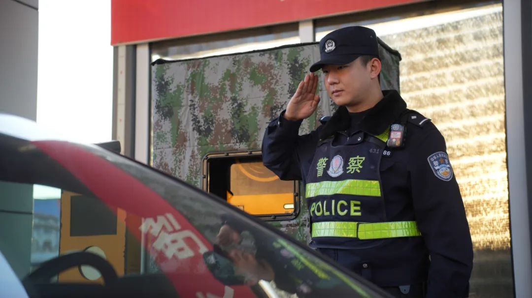除夕万家团圆，民警辅警为何坚守京津公路检查站？  第2张