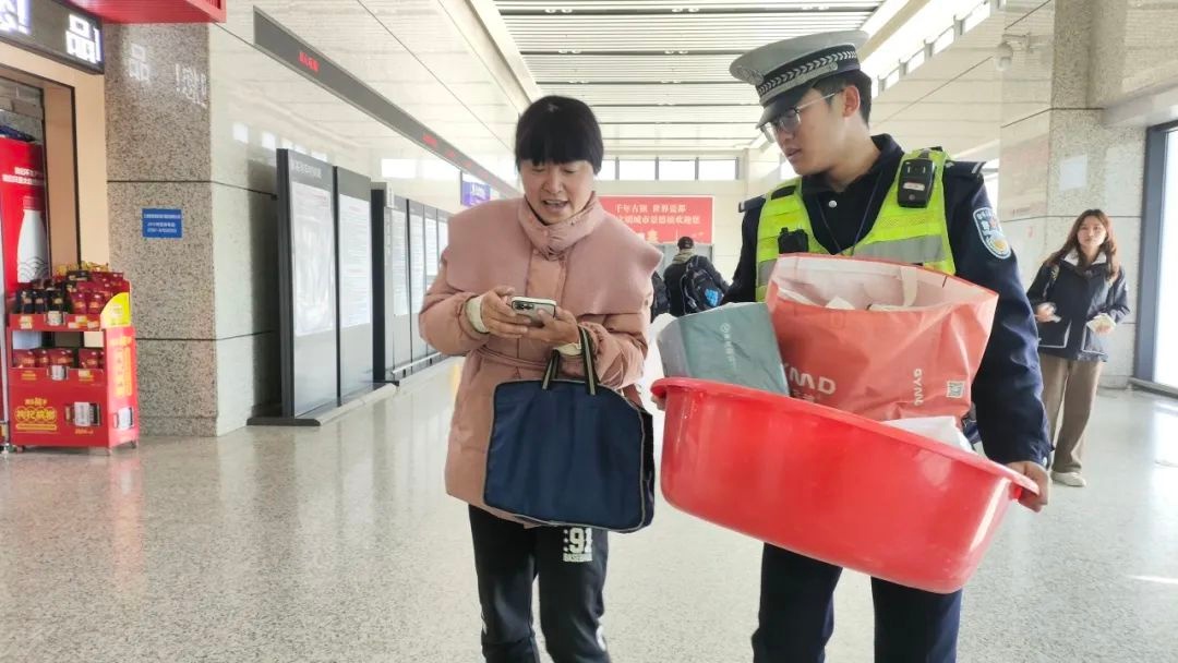 春节阖家团圆，交警默默坚守岗位！你知道背后的辛苦吗?  第3张