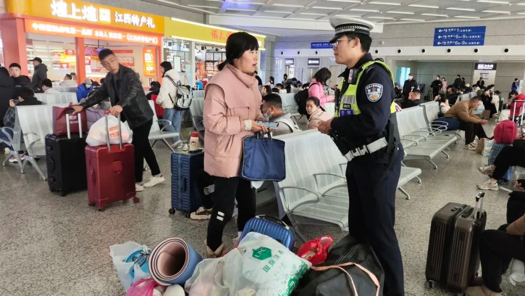 春节阖家团圆，交警默默坚守岗位！你知道背后的辛苦吗?  第4张