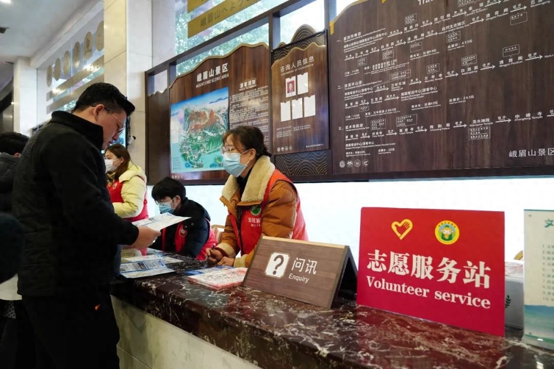 峨眉山即将退休满一年的彭宁，为何在景区如此尽心服务？  第1张